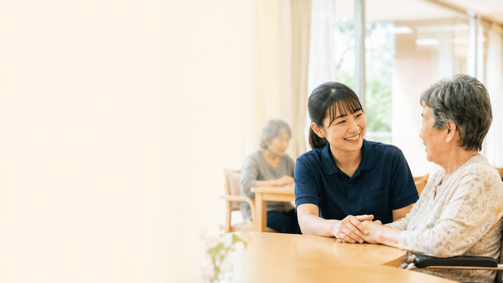 介護施設で利用者に寄り添う介護職員。介護職の価値と未来について考えるコラムのメインビジュアル