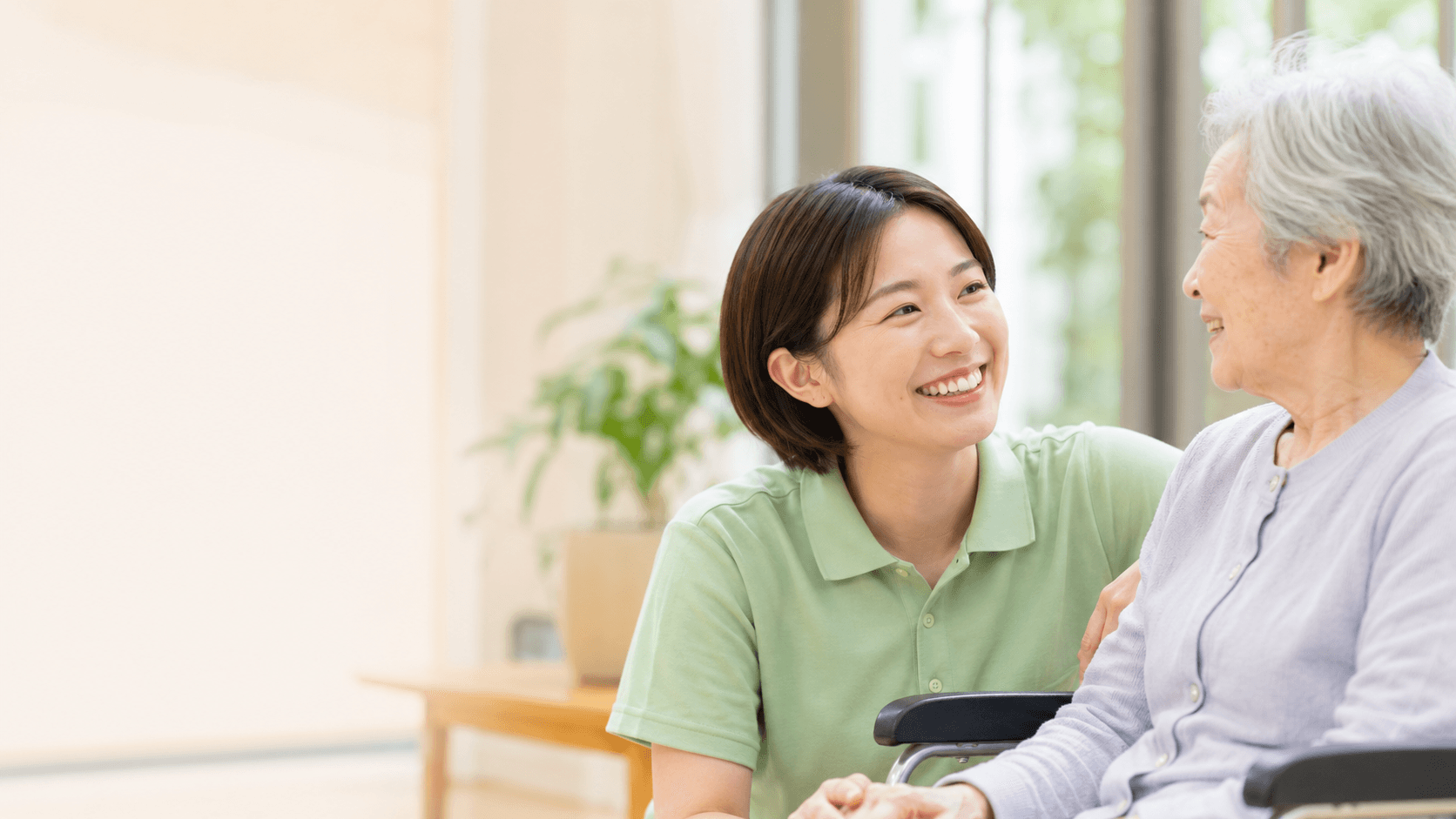介護施設で利用者に寄り添う介護職員。介護職の価値と未来について考えるコラムのメインビジュアル