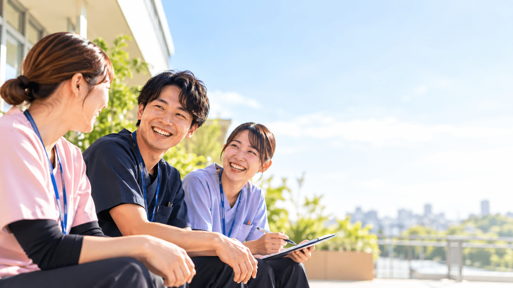 談笑する介護職員