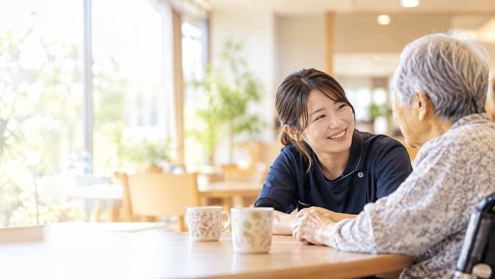 談笑する介護職員と利用者
