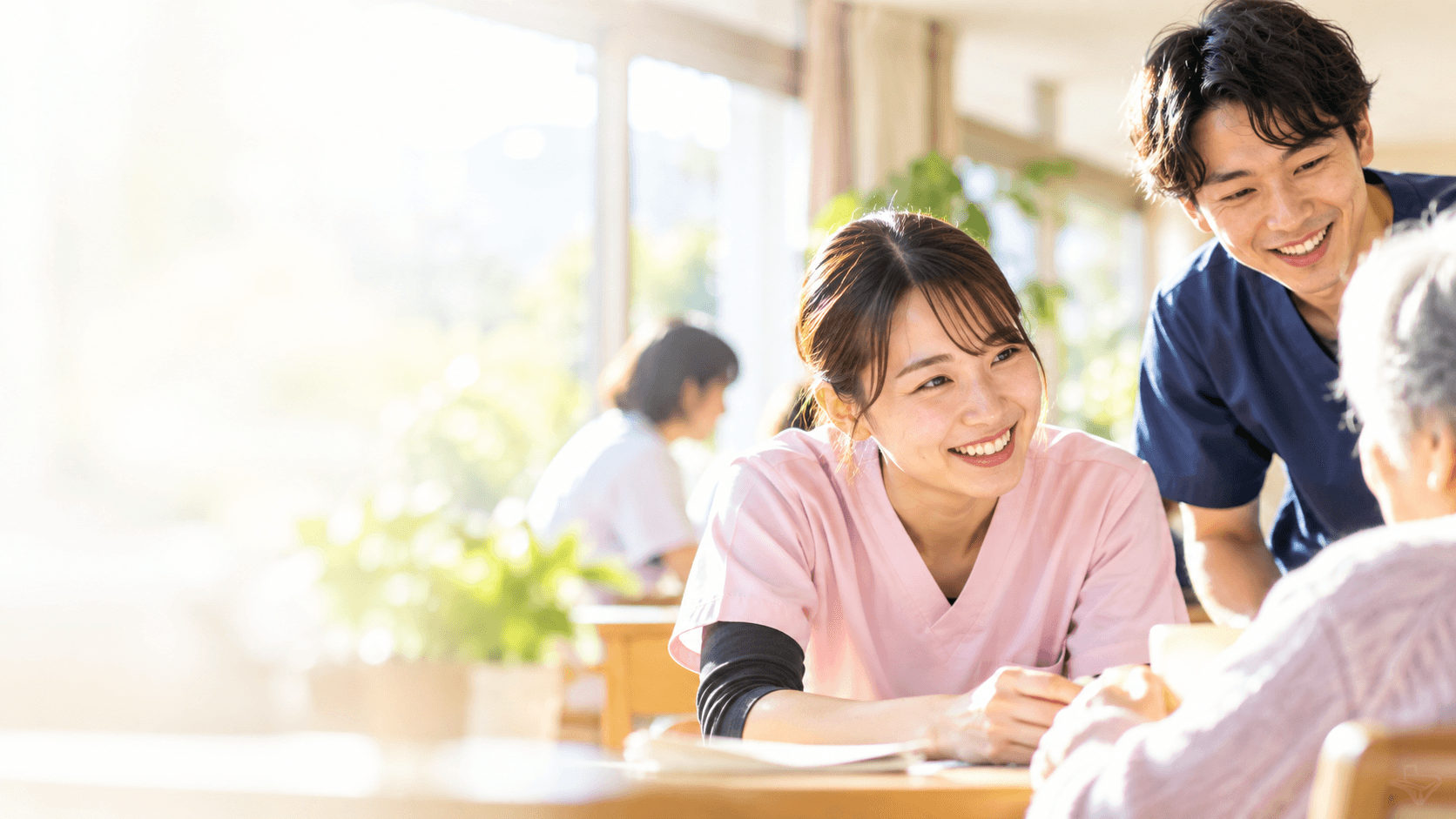 支え合う介護職員